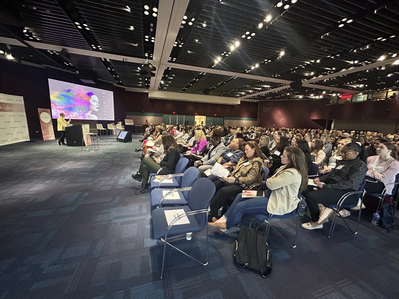 A packed conference room during a Lorrena Black session